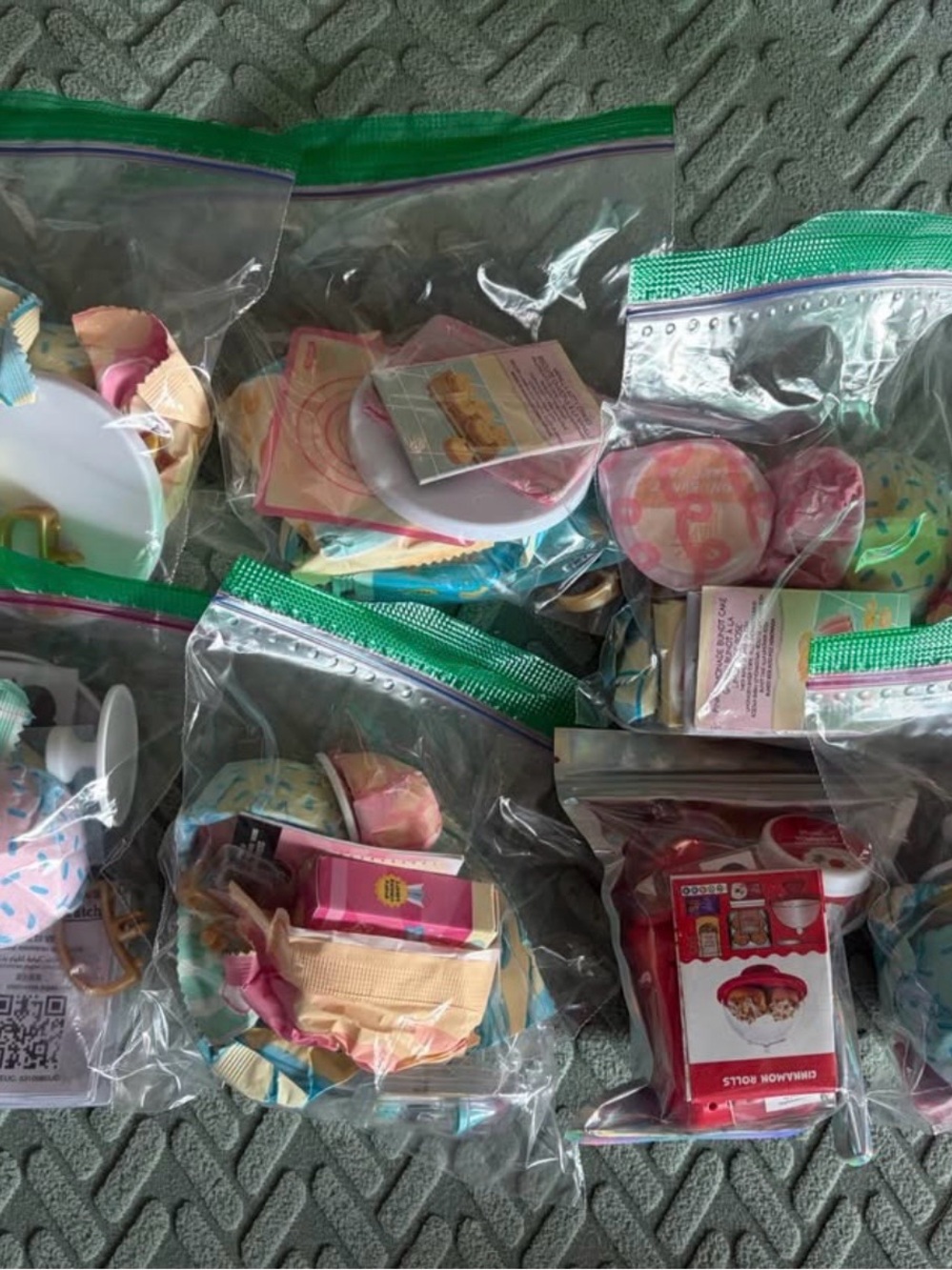 Make it Mini (cinnamon rolls, cake, brownies, cookies) Bundle of 7